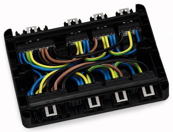 Czarna skrzynka przyłączeniowa z kolorowymi przewodami (niebieski, zielono-żółty, brązowy) ułożonymi w równoległych rzędach.