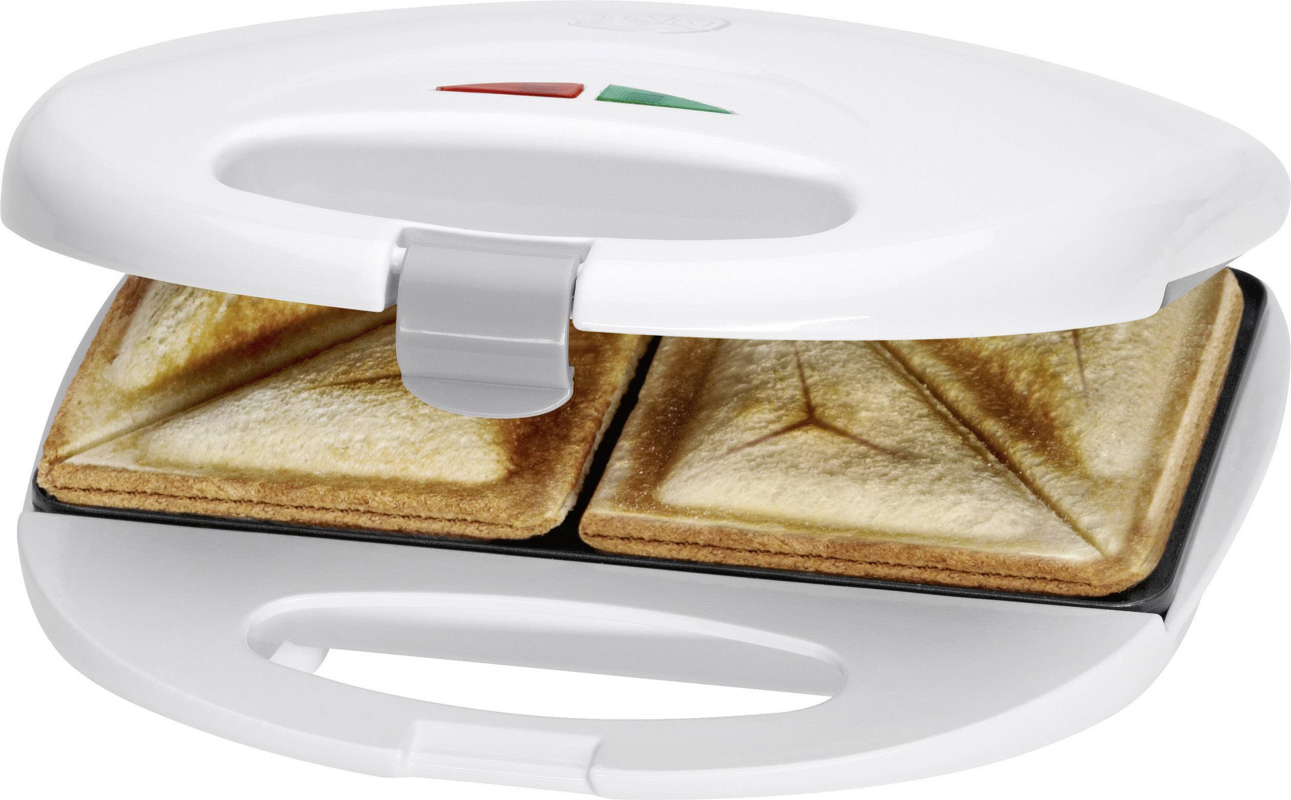 Biały opiekacz do kanapek z dwoma gotowymi, złotobrązowo upieczonymi kanapkami w środku, umieszczony na czarnej nieprzywierającej płycie.