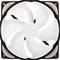 Biały wentylator komputerowy z pięcioma zakrzywionymi łopatkami wirnika, osadzony w kwadratowej czarnej obudowie. Przeznaczony do chłodzenia podzespołów komputerowych.