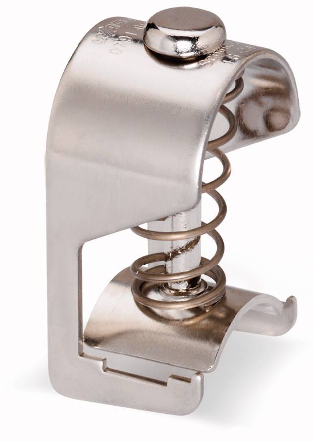 Metalowa klamra z sprężyną i śrubą, prawdopodobnie element mechanicznego systemu mocowania lub przytrzymywania.