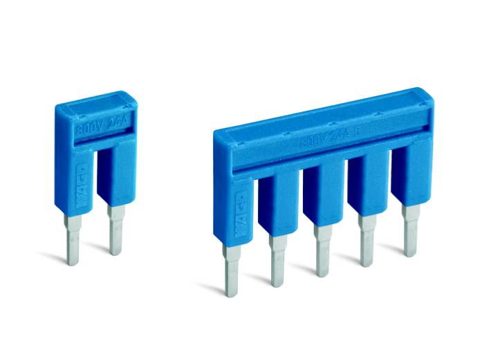 Dwa niebieskie złącza: Po lewej pojedynczy złącznik z dwoma stykami, po prawej z pięcioma stykami, oba przeznaczone do zastosowań elektrycznych.