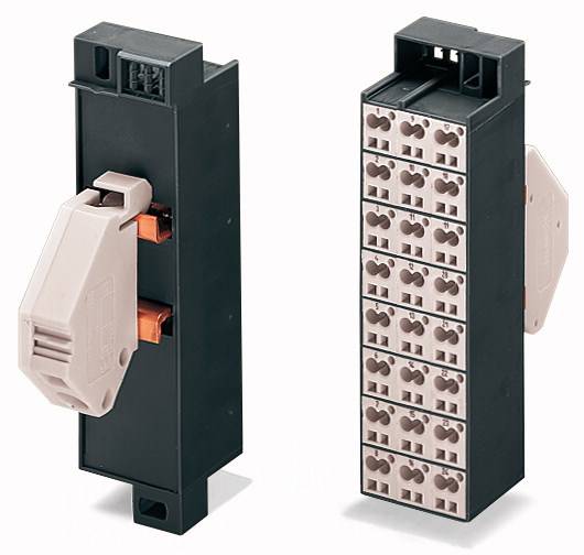 Dwa elektryczne złącza z czarnymi obudowami i beżowymi elementami stykowymi, stojące obok siebie, widok z tyłu po prawej stronie.