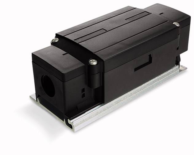 Czarny element elektryczny na szynie metalowej, o prostokątnym kształcie, prawdopodobnie przeznaczony do zastosowań przemysłowych lub technicznych.