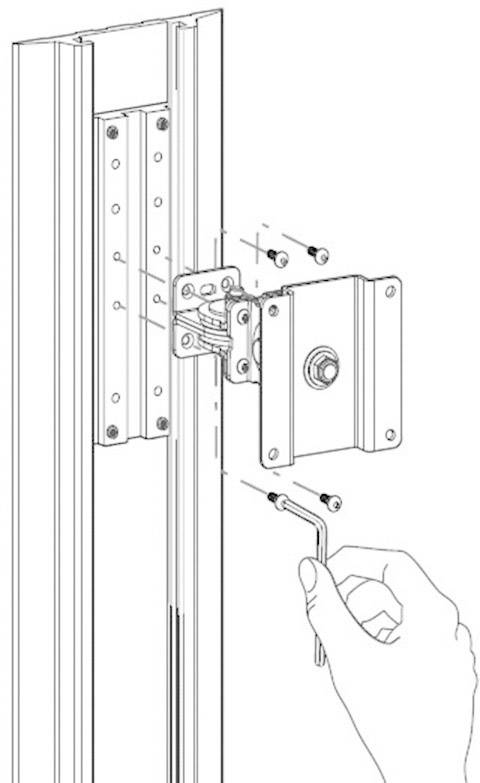 Dłoń montuje za pomocą klucza imbusowego zawias na pionowej metalowej ramie. Widoczne są śruby i inne elementy mocujące.