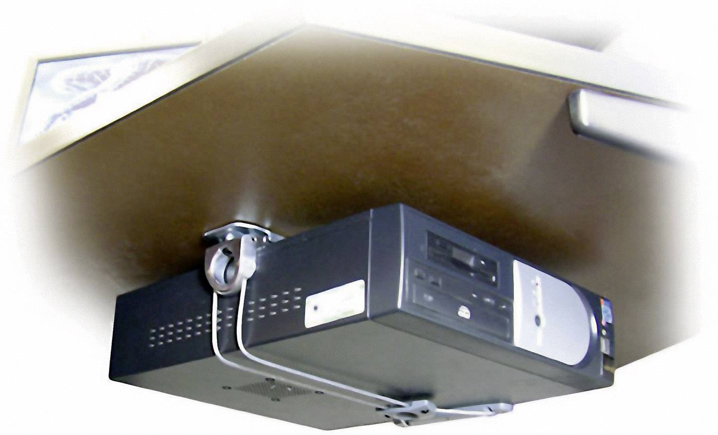 Projektor jest zamontowany pod stołem. Kable są podłączone. W tle widaćFragment obrazu.