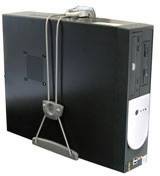 Czarną obudowę komputera zamocowano na ścianie metalową taśmą. Kable są starannie ułożone.