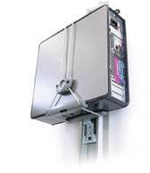 Obudowa komputera na uchwycie ściennym, widok z tyłu z widocznymi złączami. Po lewej stronie widoczne jest metalowe mocowanie zawiasowe.