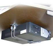 Obudowa komputera jest zamontowana pod stołem.