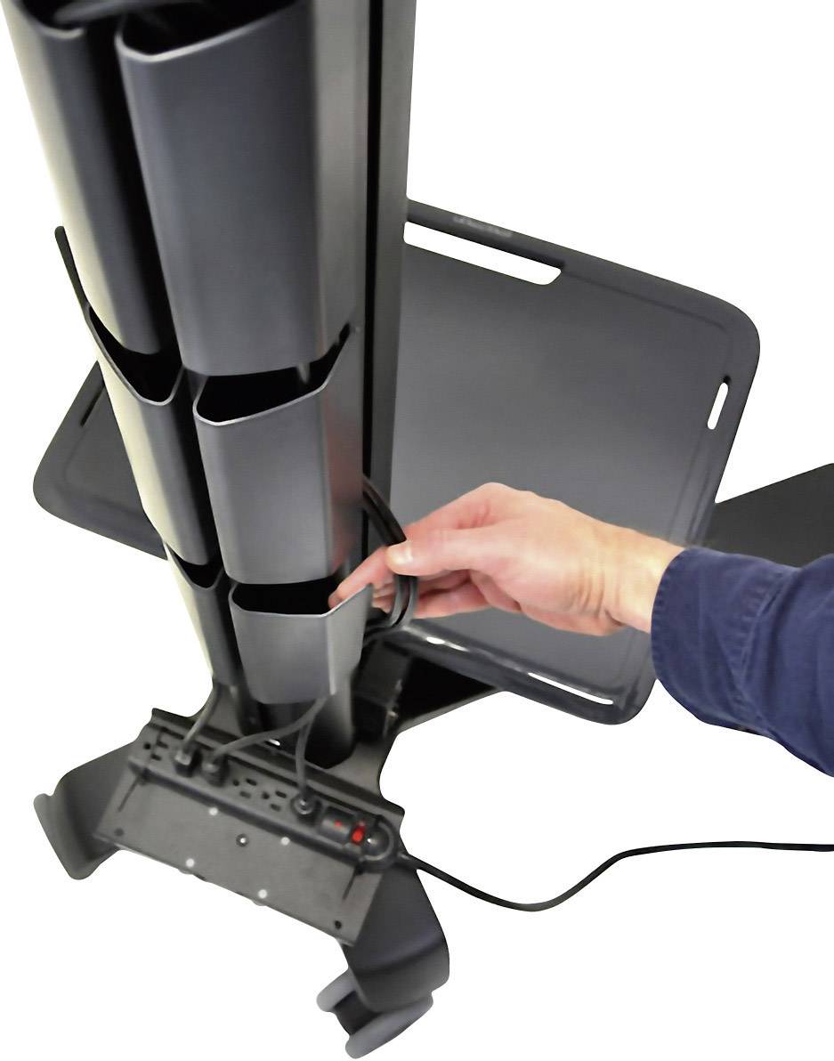 Ręka wkłada kabel do pionowego otworu w czarnym stojaku, który prawdopodobnie służy do zarządzania przewodami.