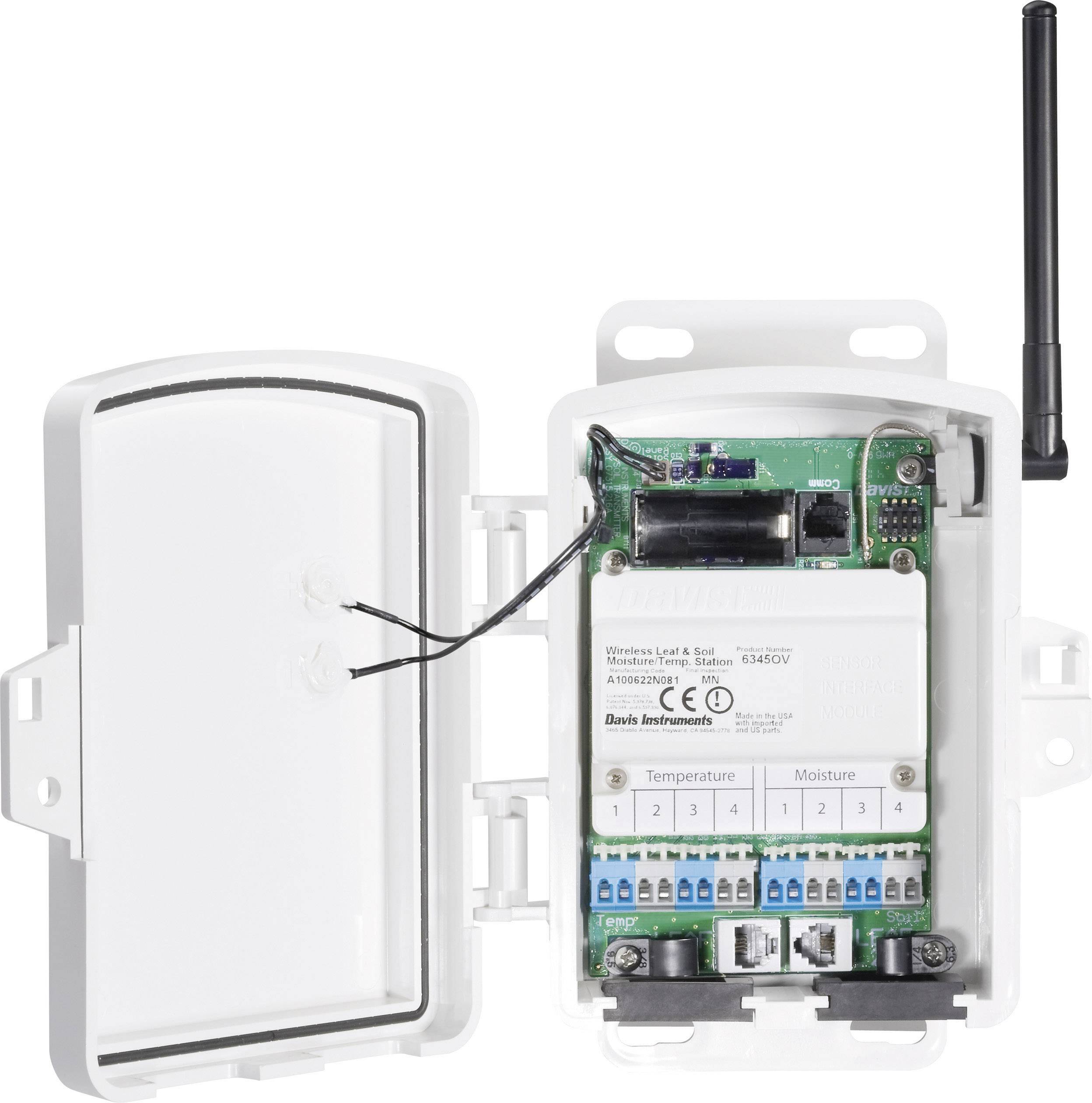 Otwarty elektroniczny sprzęt z widocznymi obwodami i złączami. W górnym prawym rogu zamocowana jest antena.