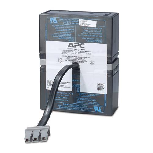 Akumulatorowy pakiet APC z przewodem i wtyczką. Na etykiecie widnieją specyfikacje techniczne i logo APC.
