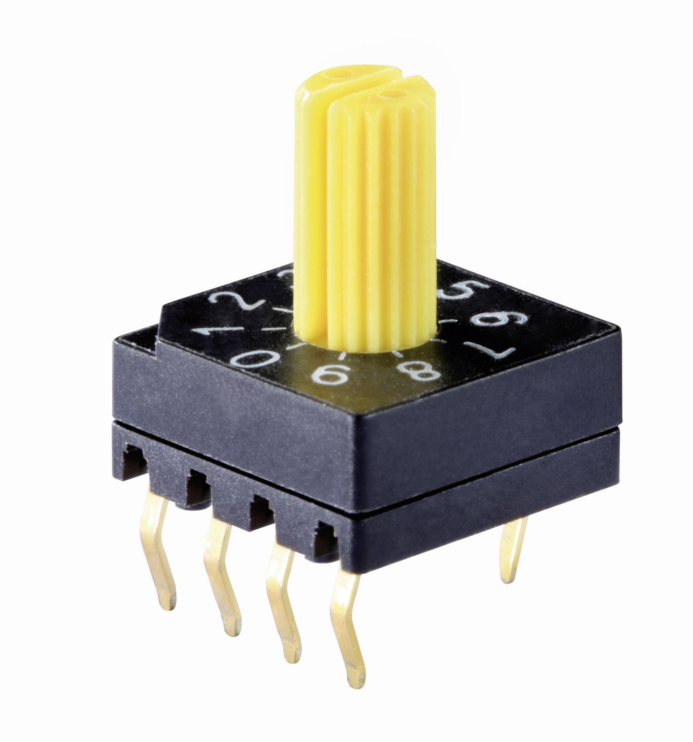 Przełącznik obrotowy z żółtą rączką, numerowany od 0 do 9, z czterema giętymi metalowymi nogami do lutowania na płytce drukowanej.