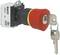Czerwony wyłącznik awaryjny z blokadą kluczową, przy której wiszą dwa klucze.