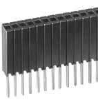 Czarny złącze z wieloma rzędami kwadratowych gniazd i metalowymi stykami poniżej, przeznaczone do połączeń elektronicznych.