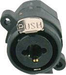 Zbliżenie gniazda wtykowego XLR; czarna obudowa z napisem 'PUSH' na metalowym zabezpieczeniu.