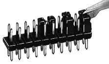 Czarny, metaliczny, dwurzędowy złącz wtykowy z wieloma stykami jest trzymany przez narzędzie, widziany z boku.