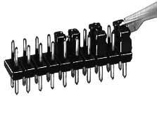 Czarna wtyczka z wieloma stykami jest trzymana przez pincetę.