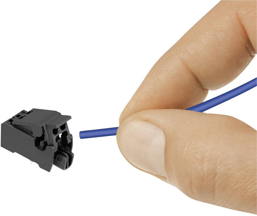 Dłoń trzyma niebieski kabel, który jest podłączony do czarnego złącza.