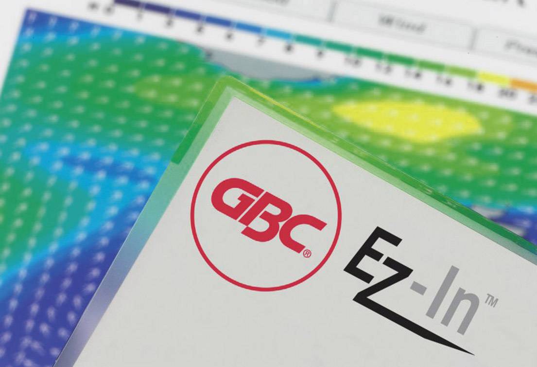 Pakiet folii laminacyjnych GBC EZ-In™ leży na kolorowym, rozmytym tle, prawdopodobnie karcie temperatur.