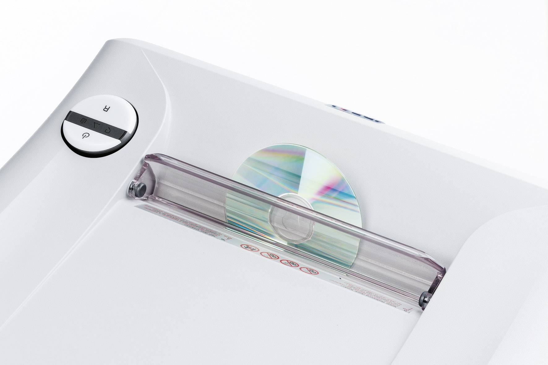 Płyta CD jest niszczona w niszczarce dokumentów, widoczna pod przezroczystą osłoną ochronną, z przyciskami do przewijania do przodu i do tyłu.
