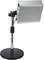Lampa stojąca z kwadratową głowicą na regulowanym statywie, odpowiednia do oświetlenia stanowiska pracy lub studia.