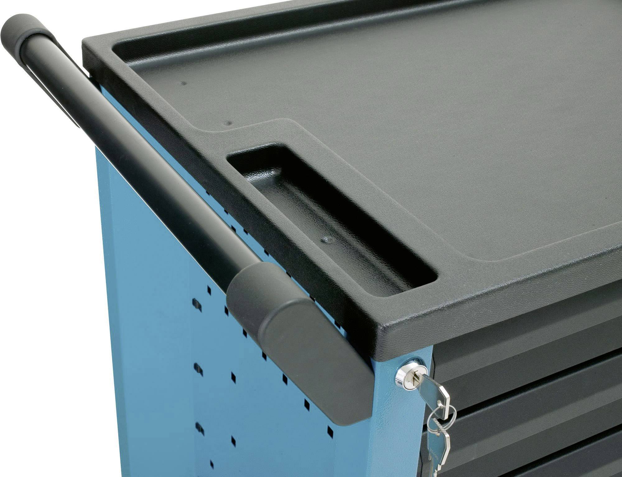 Niebieski wózek narzędziowy z czarną pokrywą i bocznym uchwytem. Łańcuch zabezpiecza szuflady.