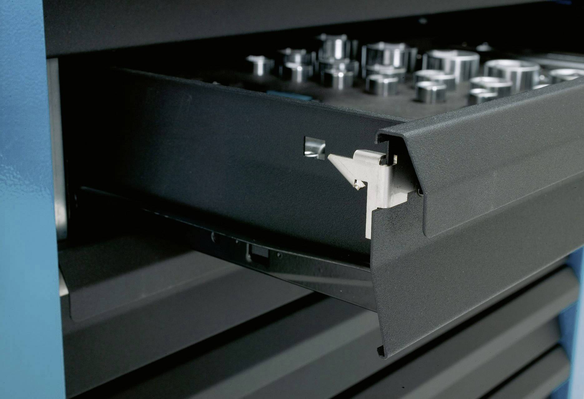 Otwarta szuflada szafki narzędziowej, wypełniona kluczami nasadowymi ułożonymi w wkładce organizacyjnej.