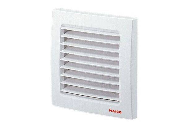 Białe kratki wentylacyjne do montażu ściennego z poziomymi szczelinami i czerwonym logo 'Maico' w prawym dolnym rogu.