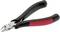 Szczypce boczne z czarnymi uchwytami, czerwonym gumowym pokryciem; odpowiednie do cięcia drutu i mniejszych elementów metalowych.