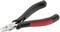 Szczypce z czarną rączką i czerwonymi detalami, przedstawione na białym tle.