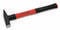 Czerwony i czarny młotek z prostokątną główką i ergonomicznym uchwytem.