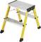 Żółta, dwustopniowa drabina składana z metalu, stabilna i wyposażona w antypoślizgowe stopki, nadająca się do prac wewnętrznych i zewnętrznych.