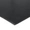 Czarna mata gumowa o gładkiej powierzchni i równomiernej grubości. Jest umieszczona na płaskim podłożu.