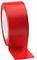 Rolka z czerwoną taśmą klejącą, lekko rozwijana, na białym tle.