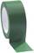 Zielona taśma klejąca z rozciągniętym paskiem, stojąca na białej powierzchni.