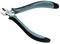 Szczypce boczne z czarno-niebieskimi uchwytami. Ostre, precyzyjne ostrza, odpowiednie do cięcia drutu lub małych kabli.