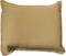 Prosta, prostokątna, beżowa poduszka spokojnie leżąca na białej powierzchni.