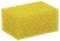 Żółta, prostokątna gąbka o szorstkiej strukturze, idealna do czyszczenia powierzchni.