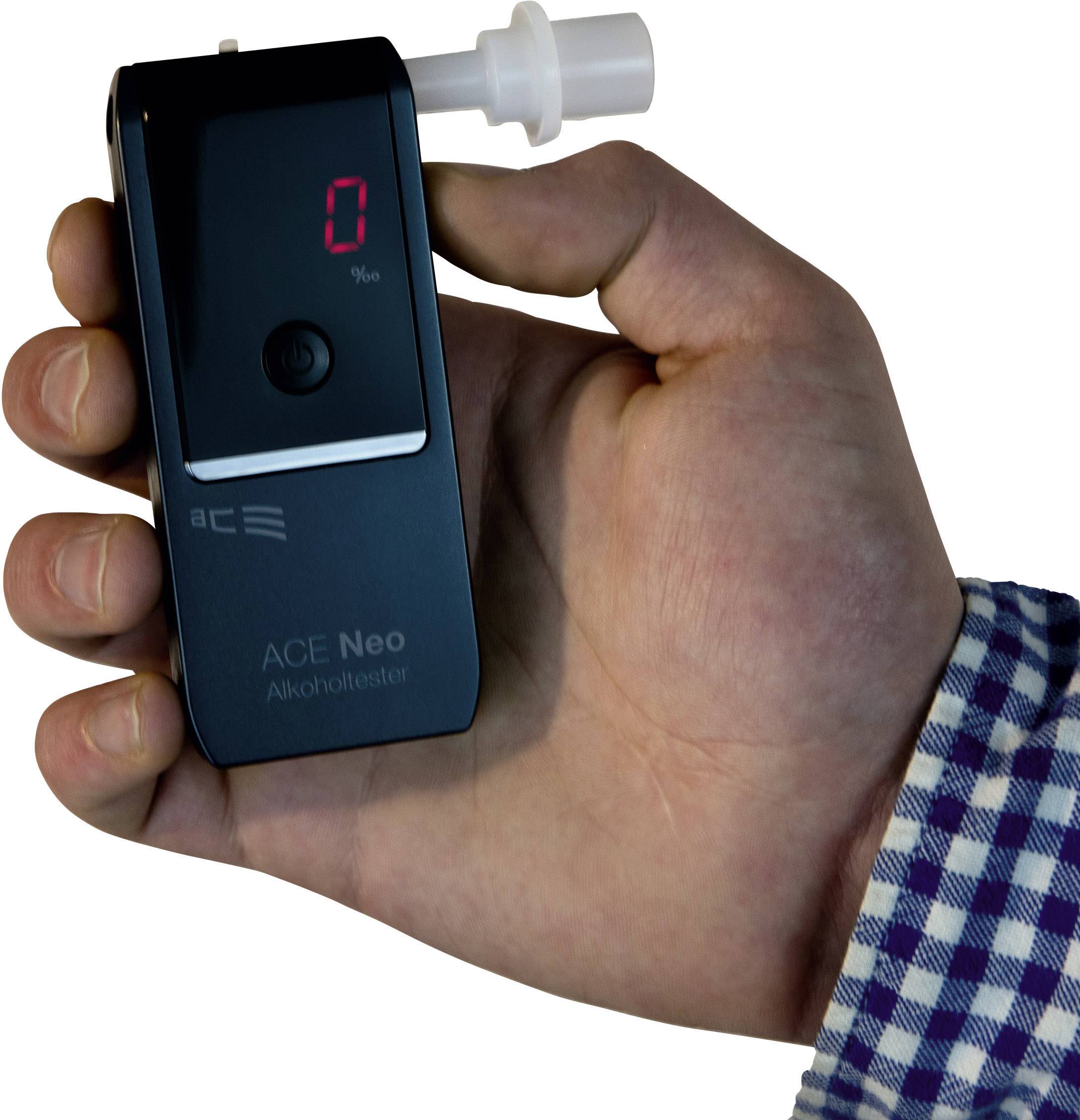 Osoba trzyma alkoholowy tester, który wskazuje wynik '0%'.