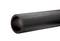 Żebrowana czarna rura z okrągłym otworem, odpowiednia do zastosowań w projektach budowlanych lub instalacyjnych.