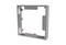 Szary, prostokątny metalowy obudowa ramowa do montażu urządzeń na ścianie. Zawiera otwory mocujące na krawędziach dla zapewnienia stabilności.