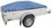 Przyczepa z niebieską plandeką, na jednej osi, z srebrną karoserią.