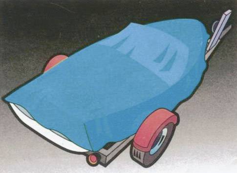 Przyczepa z łodzią przykrytą niebieskim brezentem. Ma czerwone koła i stoi na szarej powierzchni.