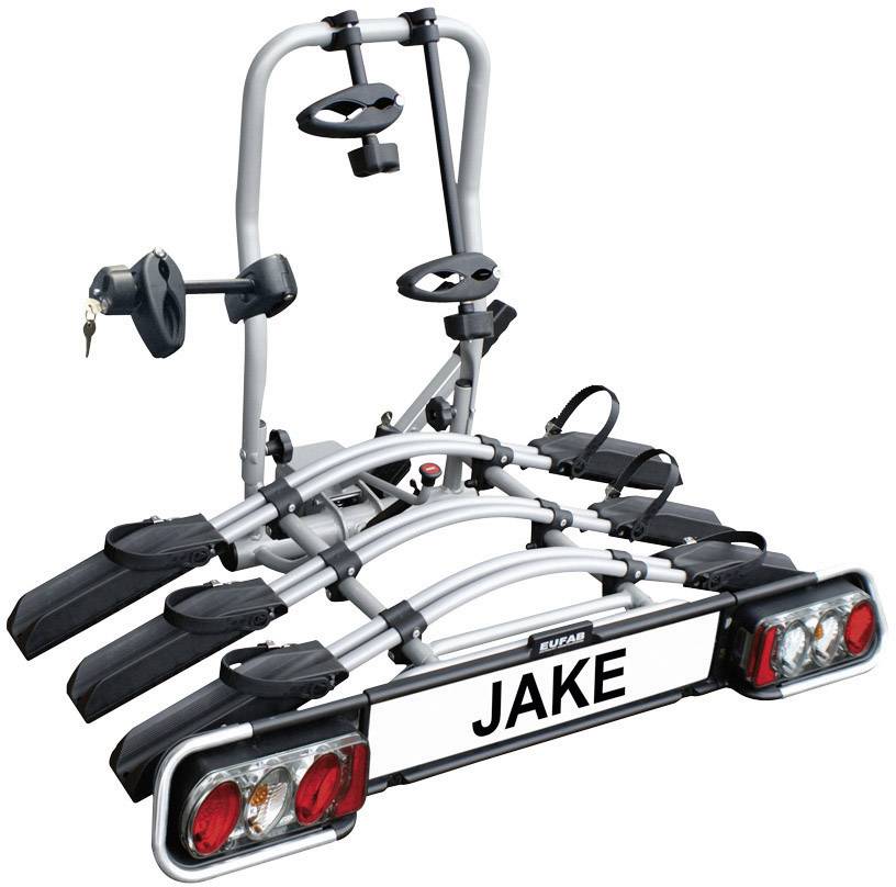 Stabilny bagażnik rowerowy z miejscem na trzy rowery, z tablicą rejestracyjną 'JAKE', zamontowany z tyłu pojazdu.