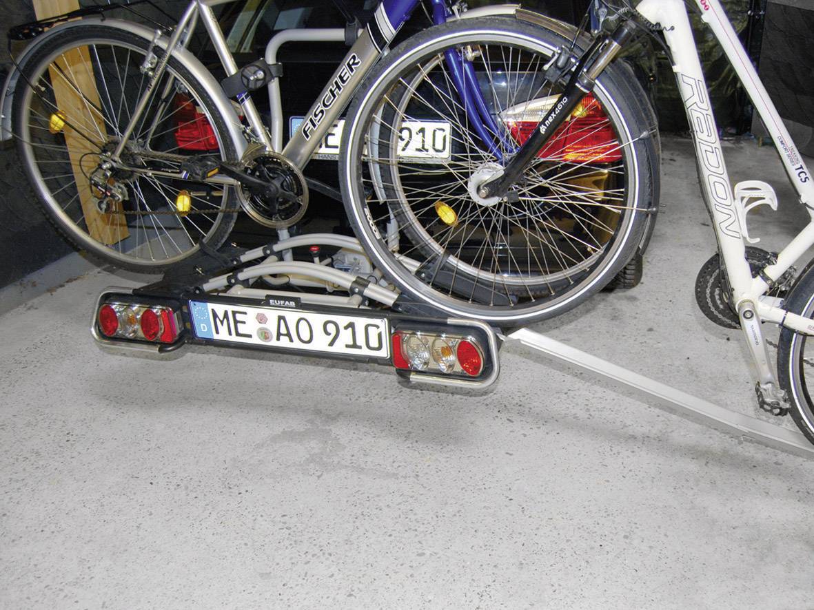 Na samochodzie zamocowany jest bagażnik rowerowy przewożący dwa rowery.