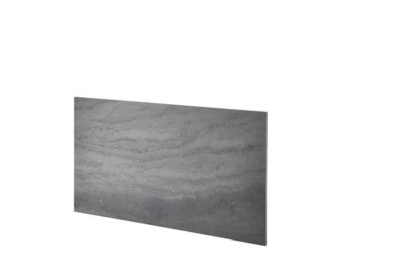 Szara płyta marmurowa o subtelnej teksturze z poziomymi liniami na białym tle.