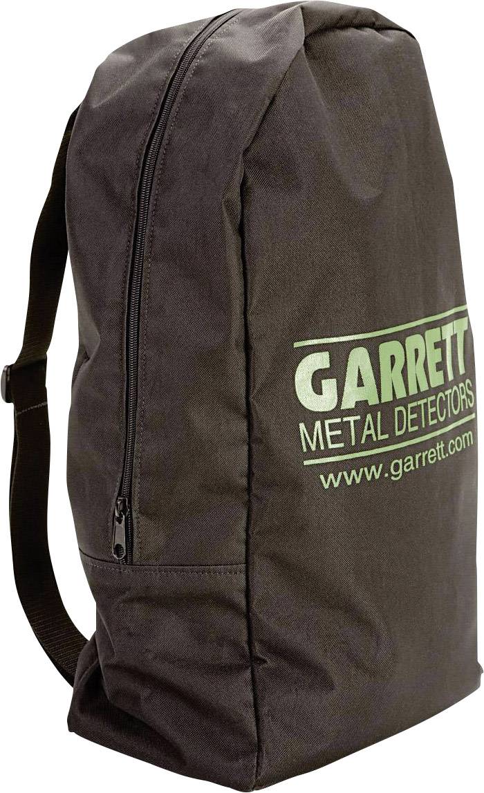Ciemnobrązowy plecak z napisem 'GARRETT METAL DETECTORS www.garrett.com' jasnozieloną czcionką.