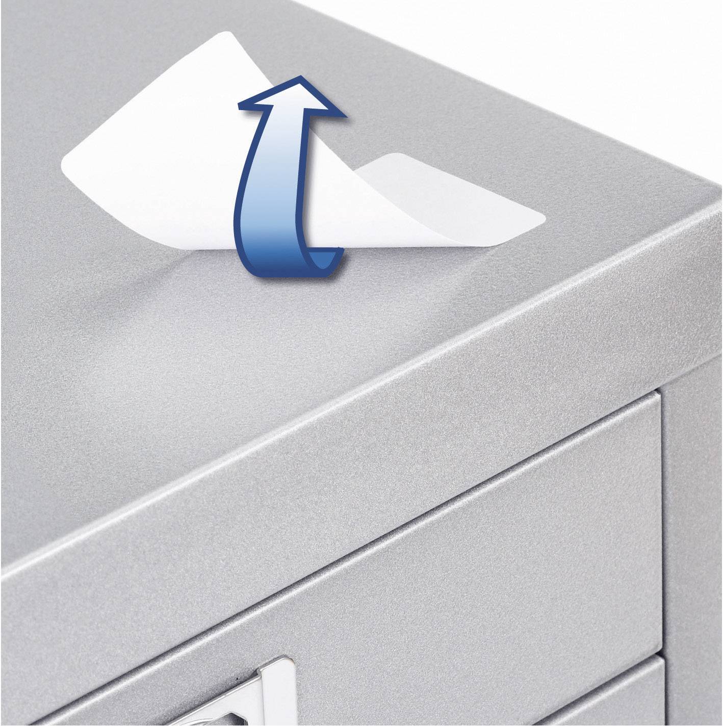 Szary metalowy segregator z białą kartką wygiętą ku górze na wierzchu. Niebieski strzałka wskazuje w górę.