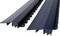 Dwa czarne profile gumowe o różnych kształtach, które mogą być stosowane do uszczelniania lub zakrywania krawędzi.