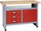 Stół warsztatowy metalowy z drewnianym blatem roboczym, trzema czerwonymi szufladami i zamykanym czerwonym schowkiem.